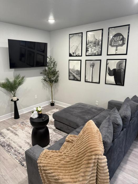 Downtown Dallas Cozy Steps from Attractions!