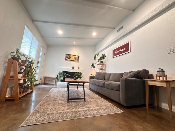 Royal Retreat - Cozy Luxe 2BR Near Downtown