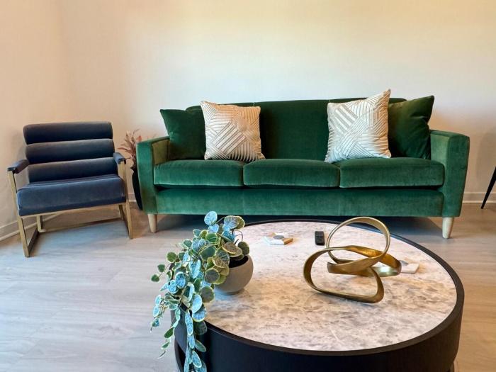 Silver Lake 1 Bedroom Condo Suite with Balcony and Parking