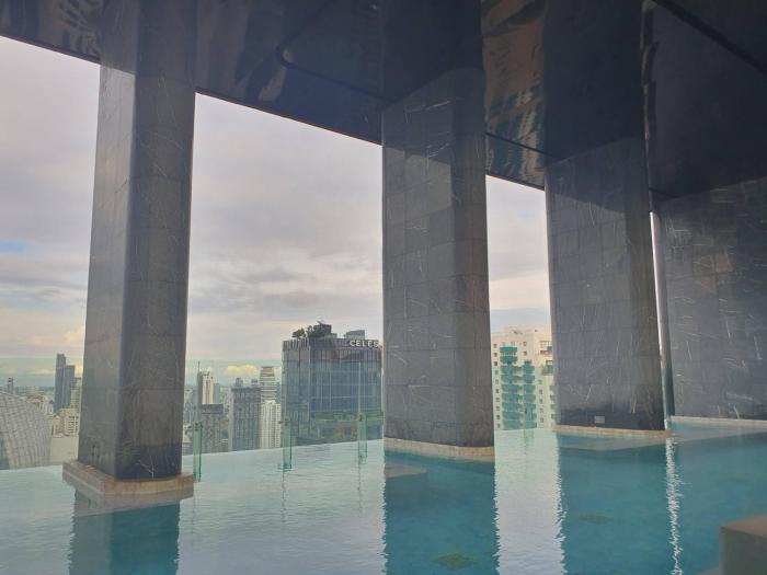 Soi Cowboy Terminal 21 one minute walk to BTS and MRT Coworking meeting room and desk and office chair