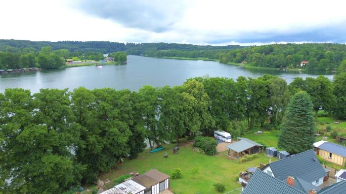 Wohnwagen direkt am See auf privatem Grundstück