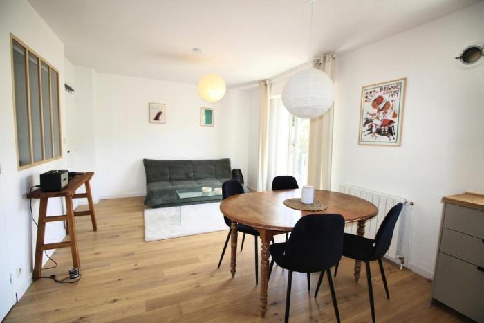 Charmant 2 pièces, calme, rénové, balcon