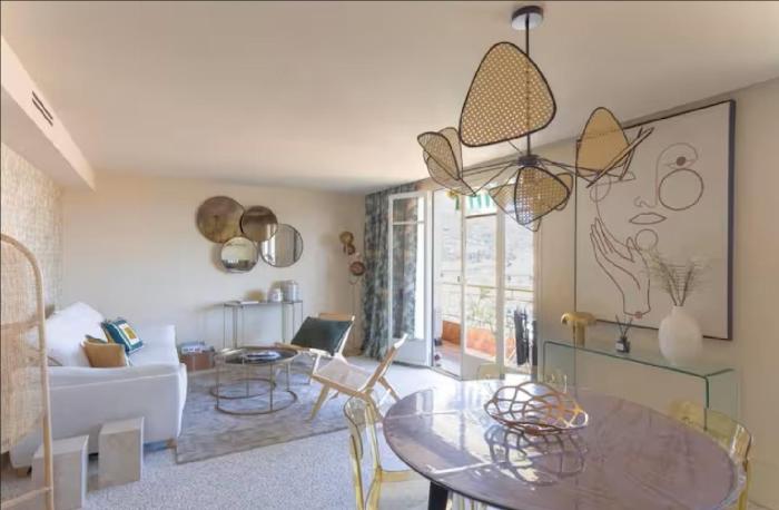 LE ROCHER avec terrasse et vue mer, près du centre-ville