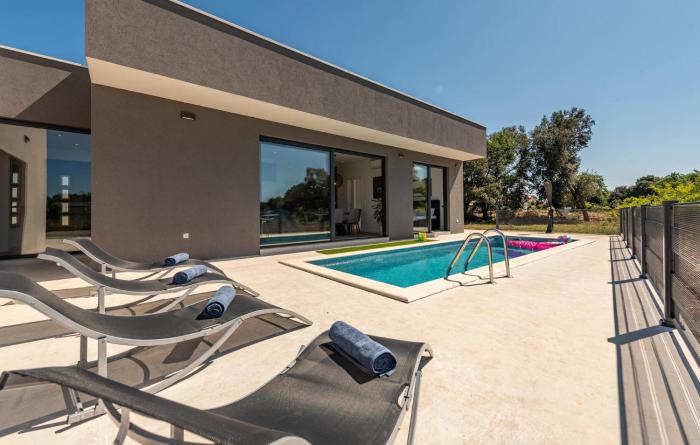 Stunning Home In Zaton