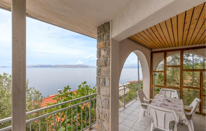 2 Bedroom Cozy Apartment In Sveti Juraj