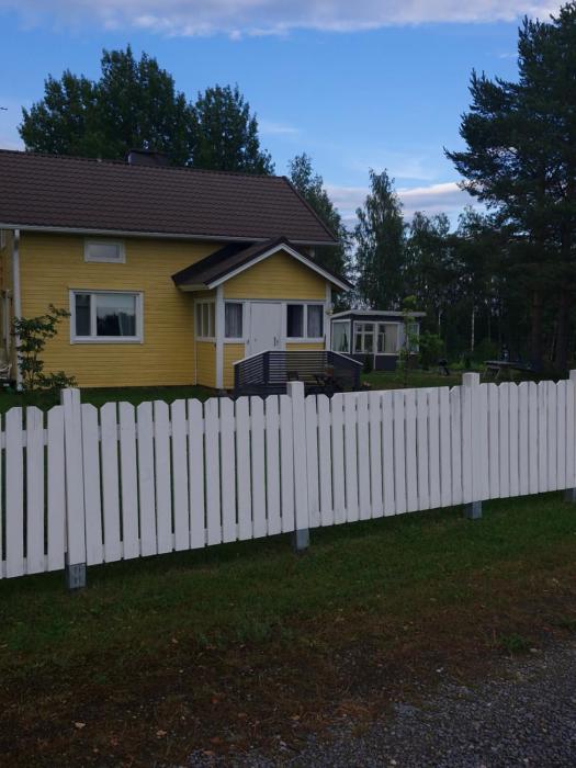 Talo järven rannalla