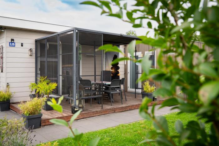 Chalet Hart van Zeeland met overdekt terras & natuur VP086