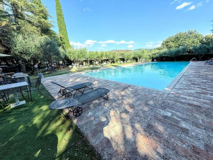 Luxury Villa in Spello, Private Pool, Spa, Restaurant, sleeps 54 inc 18 children