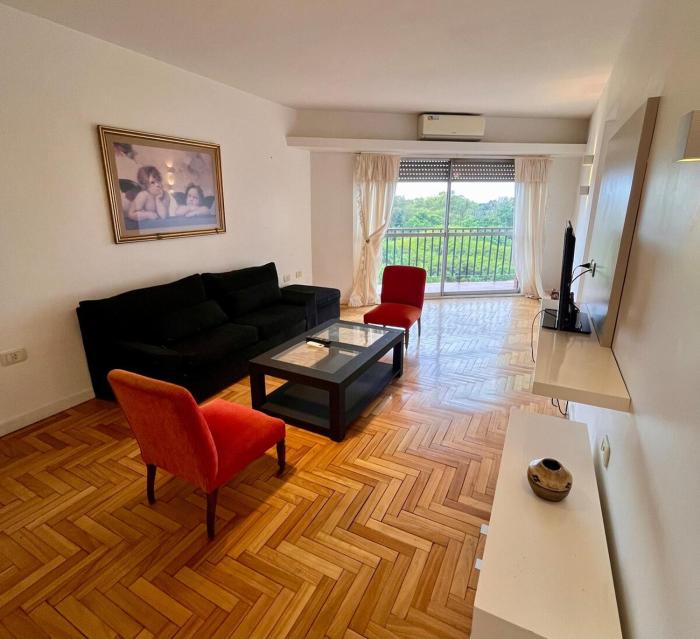 Amplio Departamento frente al Bosque