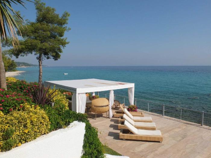 Royal Luxury Villa by AKTIS VILLAS