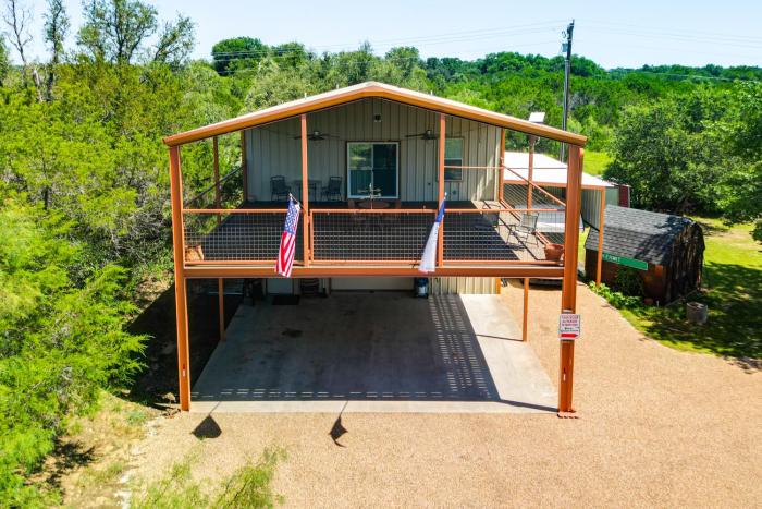 6 Mi to Granbury City Beach Park Apt with Veranda!