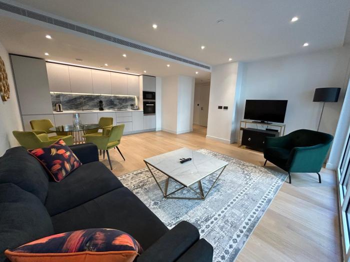 Fabulous one bedroom flat with balcony and lounge