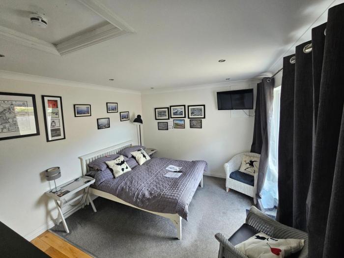 Modern immaculate studio with AC & parking, outside the CAZ