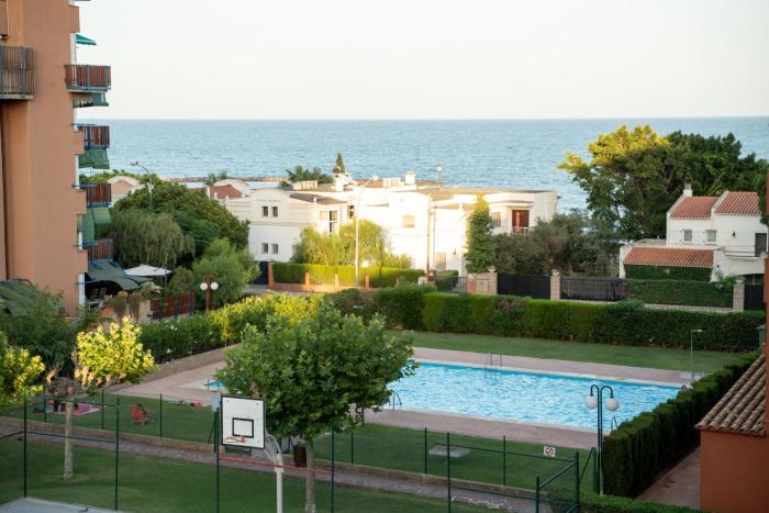 Amplio apartamento familiar con piscina y vistas al mar en Benicàssim
