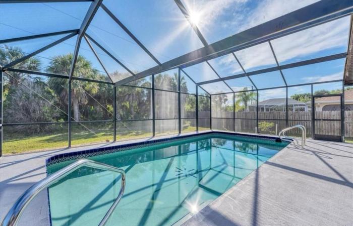 Charming Cozy Heated Pool House in Port Charlotte