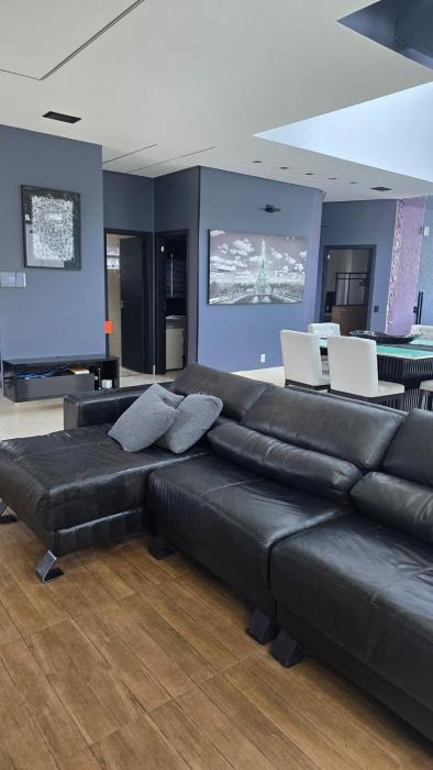 Magnificent 6-Bedroom Townhouse