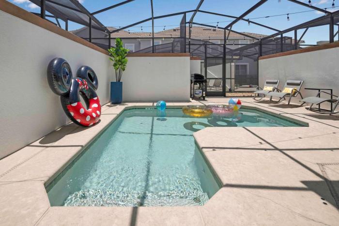 Family Stylish 4BR Pool Townhome Storey Lake