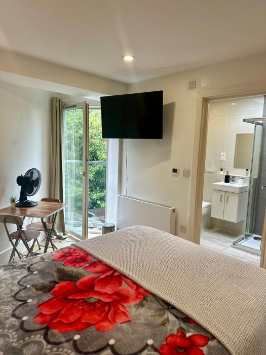 Laras Ensuite Double Room