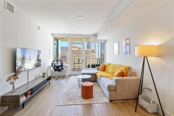 NEW Upscale Downtown San Diego Stay Queen Bed Pool & Sauna