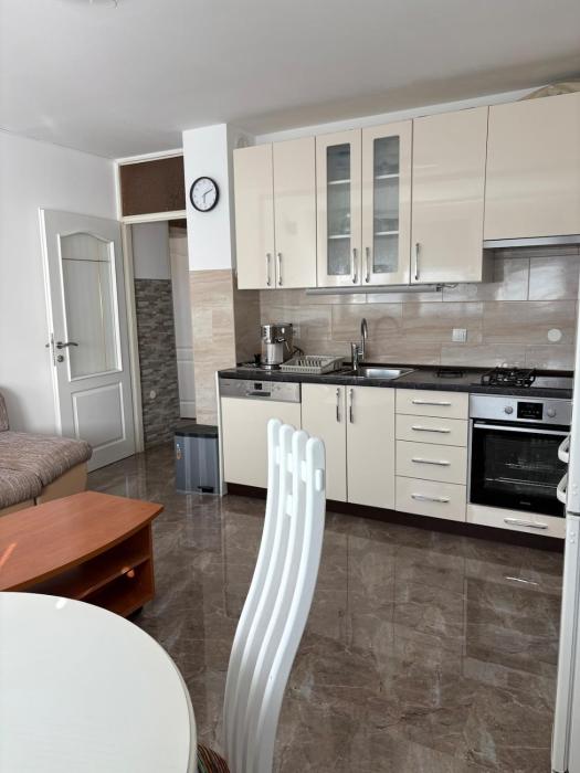 Comfortable & Bright 1-Bedroom Apartment with Mountain View & Free Parking