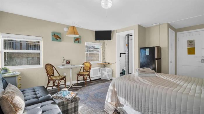 Sunlit Condo Heated Pool across from Beach