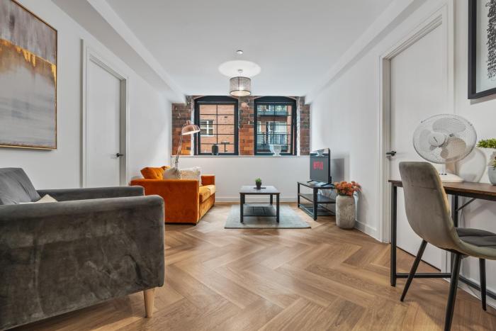 Spacious City Haven - Canal Views - City Centre