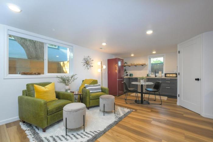 Bright & Modern Basement Apartment Dt Nhood