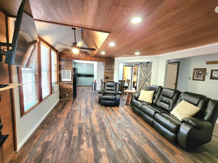 Miners Suite-Centrally Located in Shaver Lake