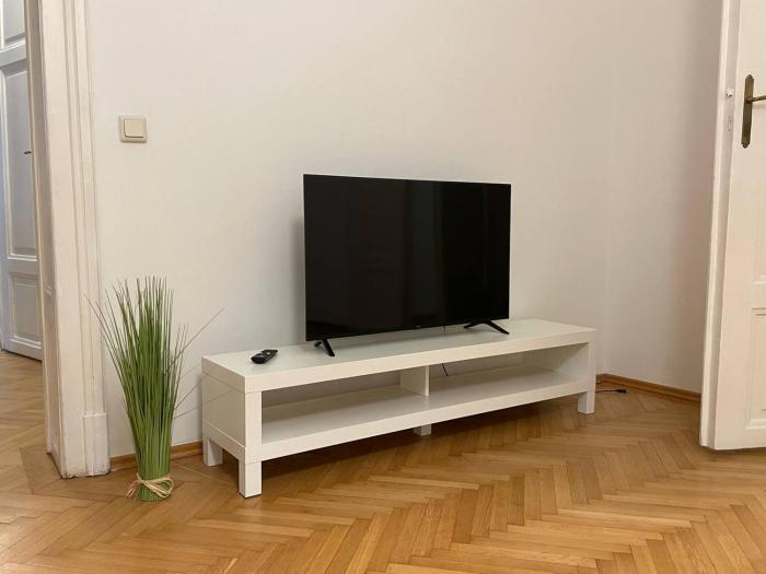 Sunny 3BR Central Apartment