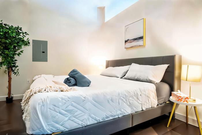 Boulevard Stays Stylish 1BR Getaway Pool Gym & Free Parking