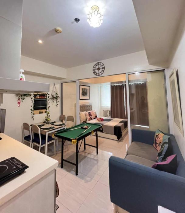 Azure Urban Resort with WIFI and Netflix