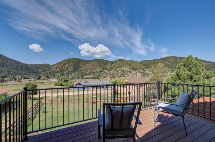 Picturesque Pueblo at Palmer Lake Sleeps 14