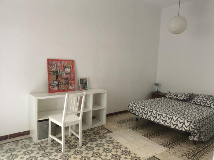 Habitación grande con balcón y mucha luz