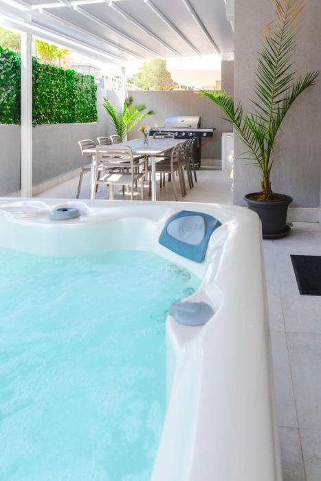 Beautiful 3BR w Private Jacuzzi by Arco Collection
