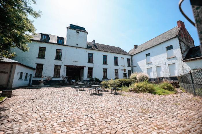 Le domaine du château blanc à 10 minutes de Pairi Daiza