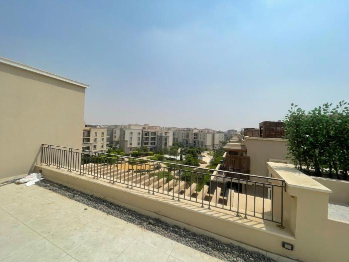 Studio in sodic October plaza