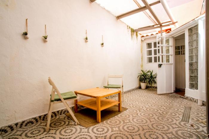 Shared Apartment With Bright Private Patio in Lisboa