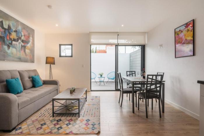 Cozy Urban Rooftop Lounge Free Parking & WiFi