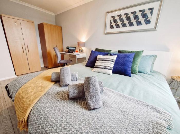 NEW, Refurbished Modern & Spacious 1 Bed Flat Westfield Shepherds Bush Free Wi-Fi Super King Bed