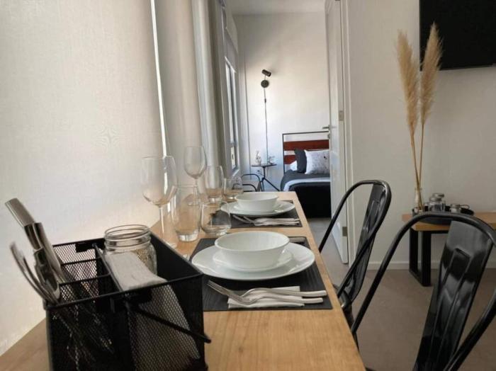 Cozy Apartment Steps Away From The Metropolitan