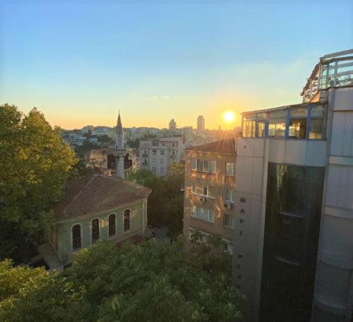 Spatious, Modern Apartment in Central Cihangir 3BR, Lift, AC