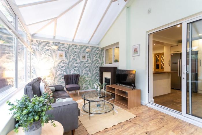 Modern 5-Bed Home, Families & Groups, Guests 6, Parking, Fast Wi-Fi