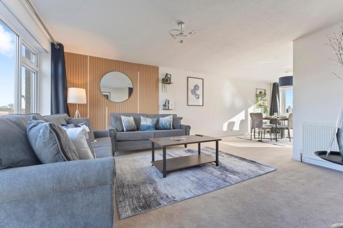 Spacious 4-Bed Home, Accommodates 6, Ideal for Contractors, Secure Parking