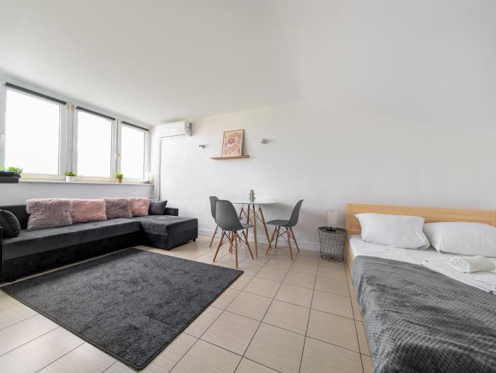 Market Square View Studio by BookingHost