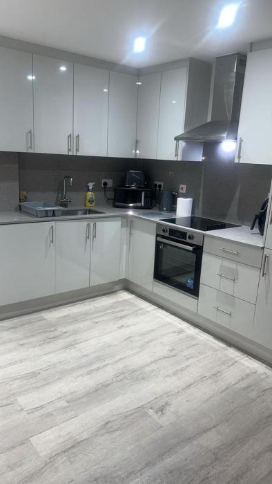 Modern Studio Near Heathrow, Tube and Hounslow High Street