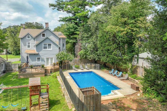 Pool + Playground | 10 Beds.