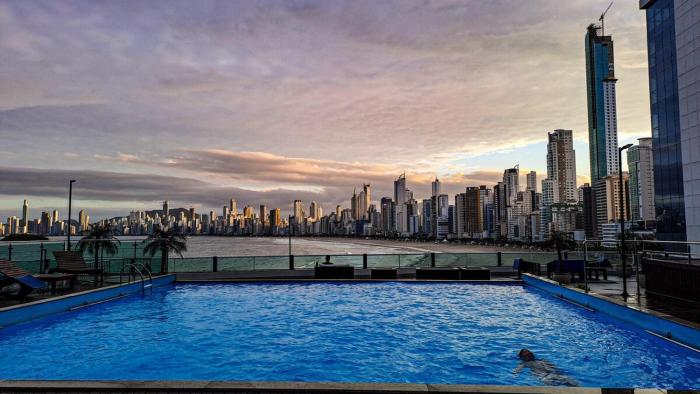 Loft com piscina frente ao mar