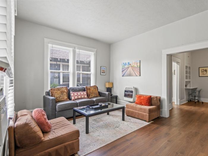 Charming 2 Bed, 1 Bath Retreat Near Baylor Hospital