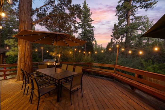 All Seasons Lodge - New 2 bedroom and loft House in Big Bear Lake Gameroom Spa Deck BBQ Firepit Wet Bar Fireplace Views
