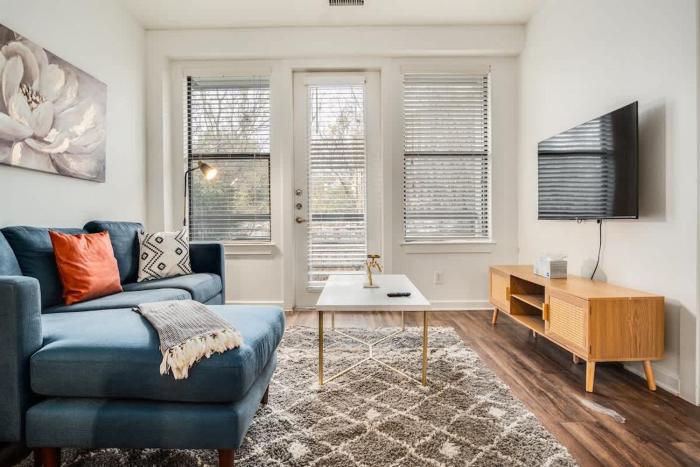 Boulevard Stays Walk to Downtown 2BR SoCo Pool Parking Gym 05